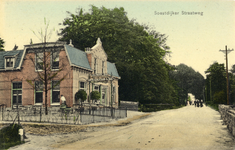 14295 Gezicht in de Rijksstraatweg met bomen te Soestdijk (gemeente Soest) uit het noordwesten; met links de linker- en ...